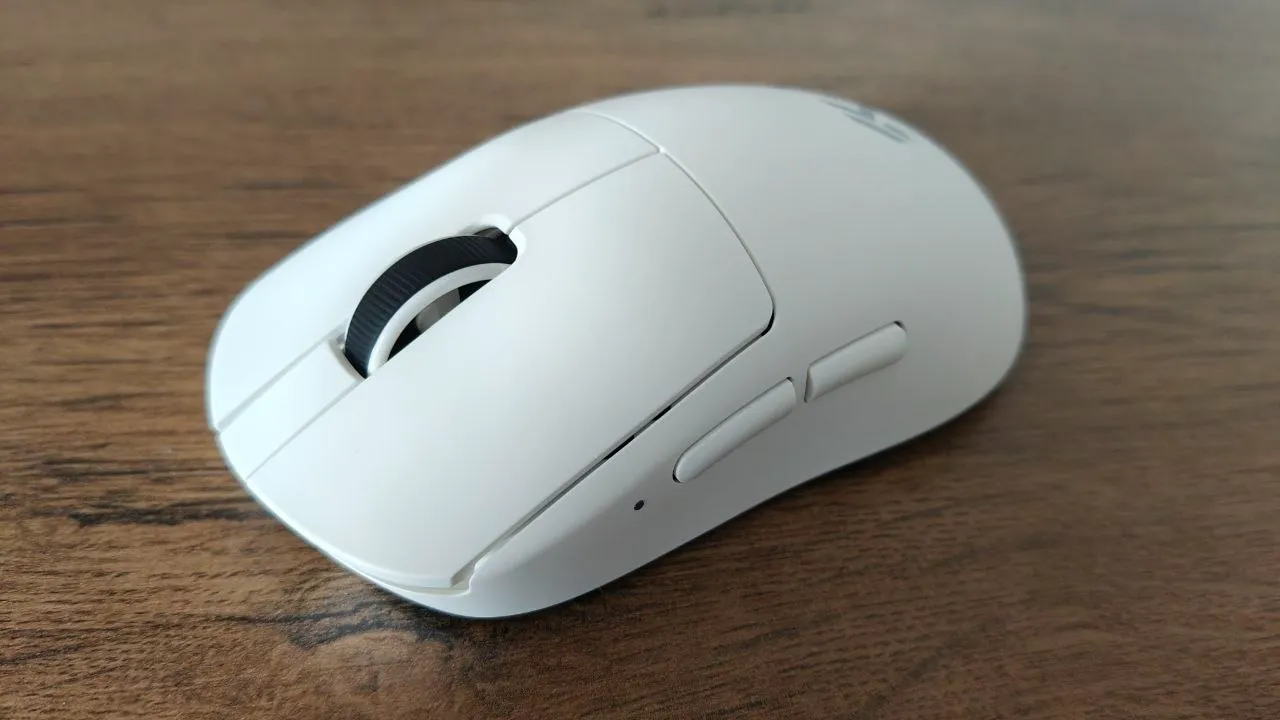 Mysz MCHOSE A7 V2 Ultra+ ujęta z góry pod kątem, z widocznymi głównymi przyciskami oraz rolkiem przewijania.