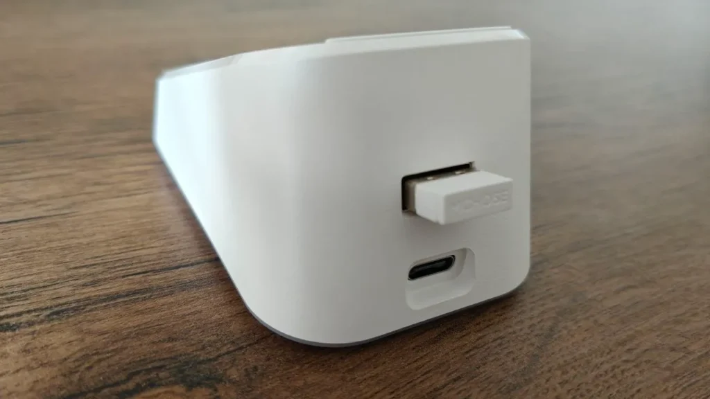 Tył białej stacji dokującej z wpiętym odbiornikiem USB marki MCHOSE oraz portem USB-C.
