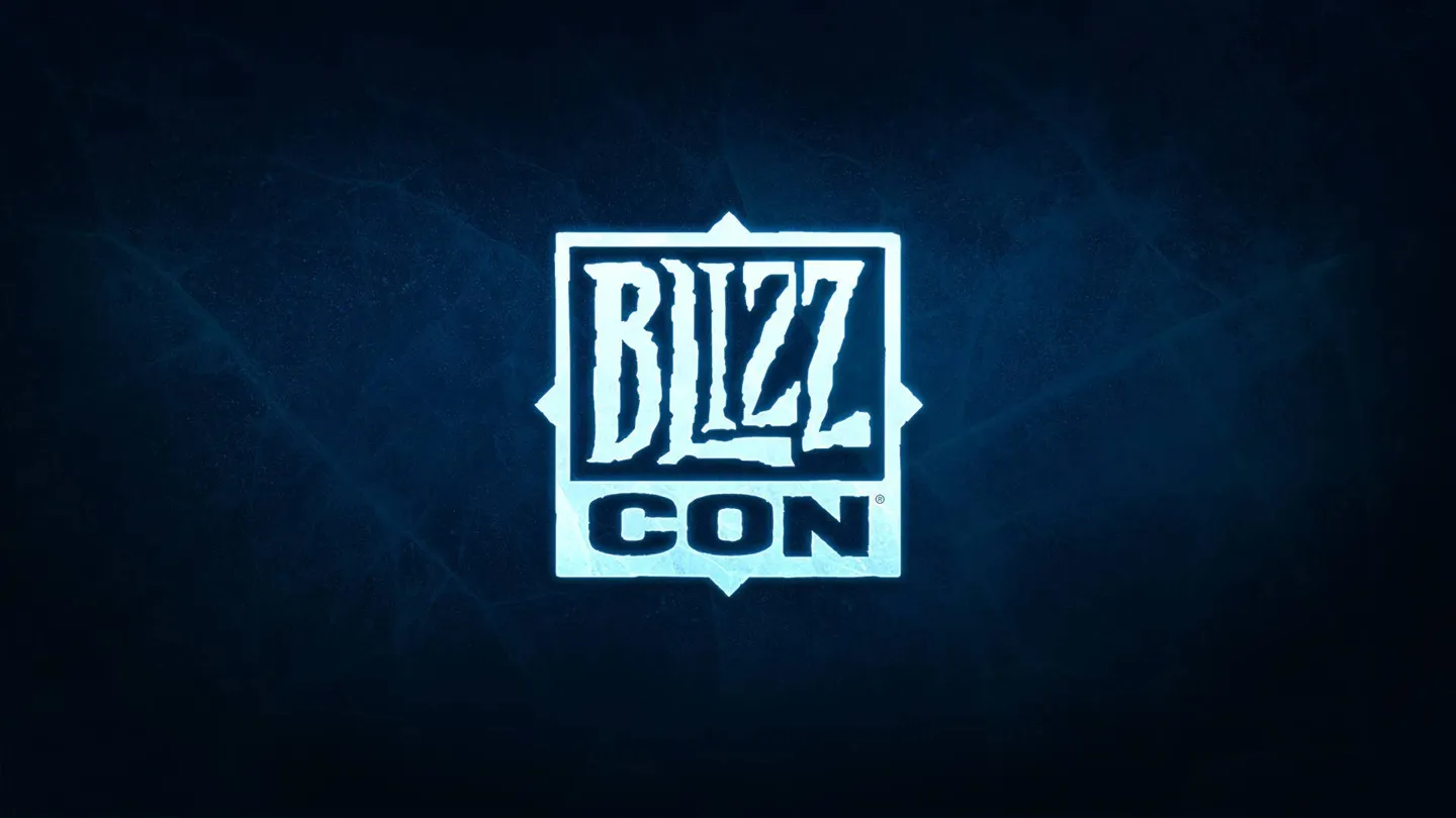 Białe logo BlizzCon na ciemnoniebieskim tle.