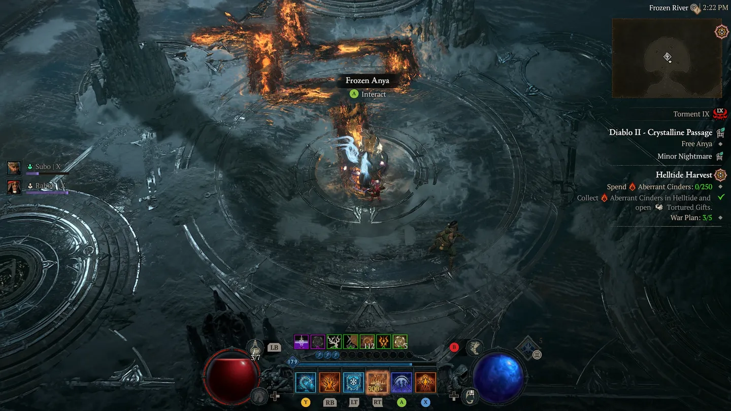 Zrzut ekranu z Diablo IV przedstawiający interakcję z zamrożoną Anyą w lokacji Frozen River, na poziomie Torment IX. Wokół postaci płoną ogniste efekty, a interfejs pokazuje zadanie „Diablo II – Crystalline Passage” oraz wydarzenie Helltide Harvest.