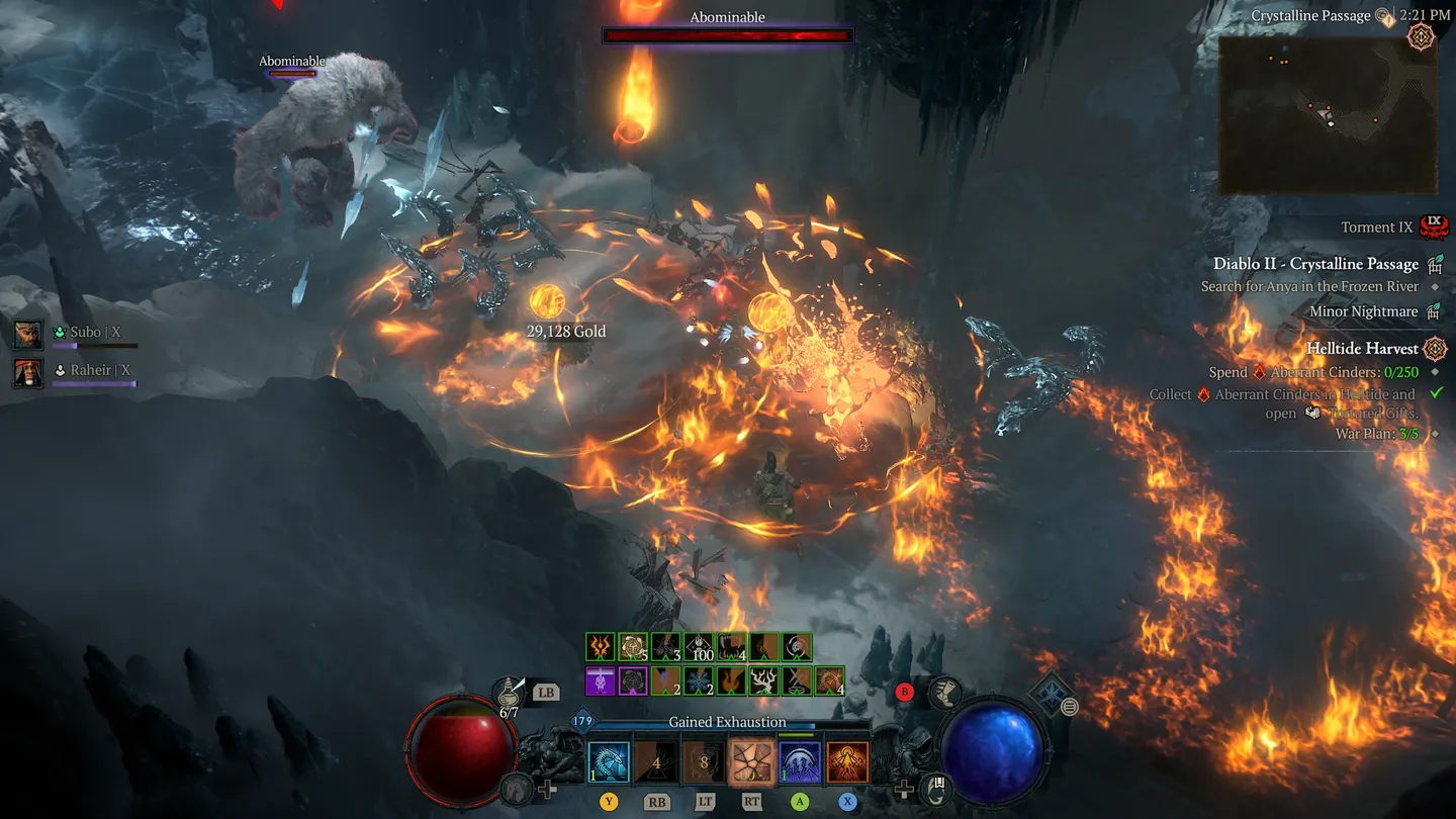 Zrzut ekranu z Diablo IV przedstawiający walkę z przeciwnikami Abominable w lodowej lokacji Crystalline Passage na poziomie Torment IX. Arena jest pokryta płomieniami i efektami ognistych ataków, a interfejs pokazuje zadania Helltide Harvest.