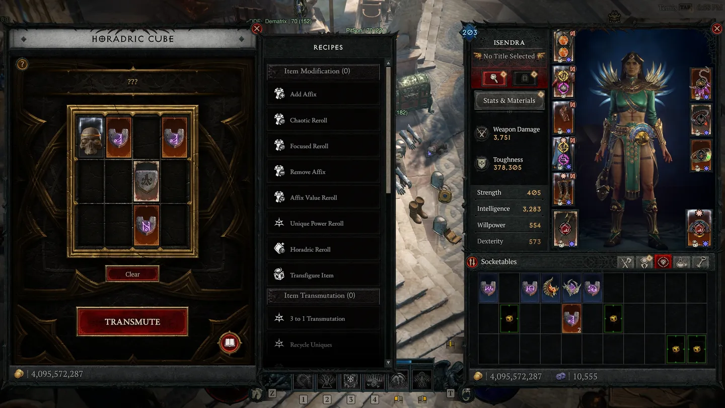 Zrzut ekranu z Diablo IV pokazujący Kostkę Horadrimów z umieszczonymi składnikami, listę dostępnych receptur modyfikacji przedmiotów oraz ekran postaci Isendra ze statystykami, ekwipunkiem i gniazdami.