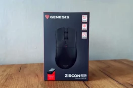 Pudełko Genesis Zircon 880 na drewnianym stole z szarym tłem.
