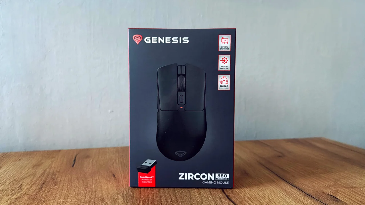 Pudełko Genesis Zircon 880 na drewnianym stole z szarym tłem.