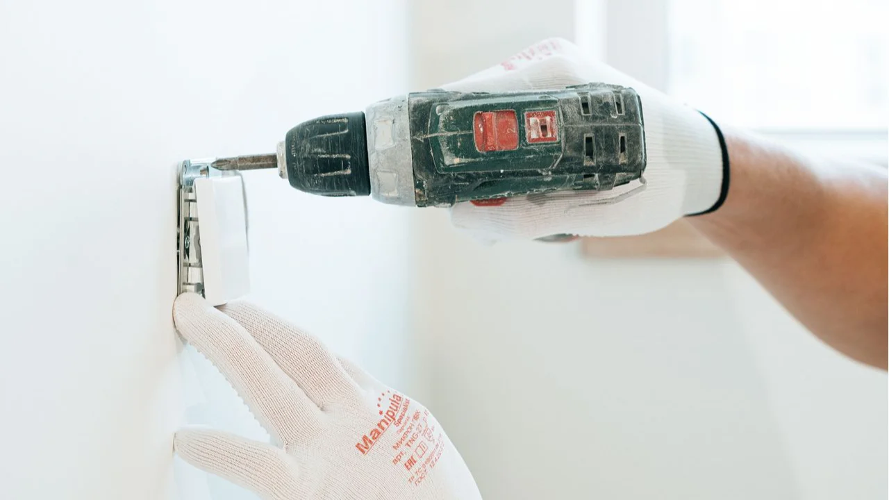 Instalacje elektryczne i systemy monitoringu – co warto wiedzieć