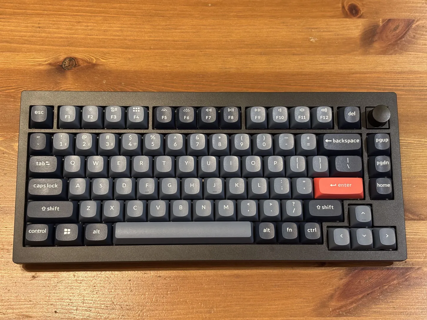 Keychron V1 Max na drewnianym blacie