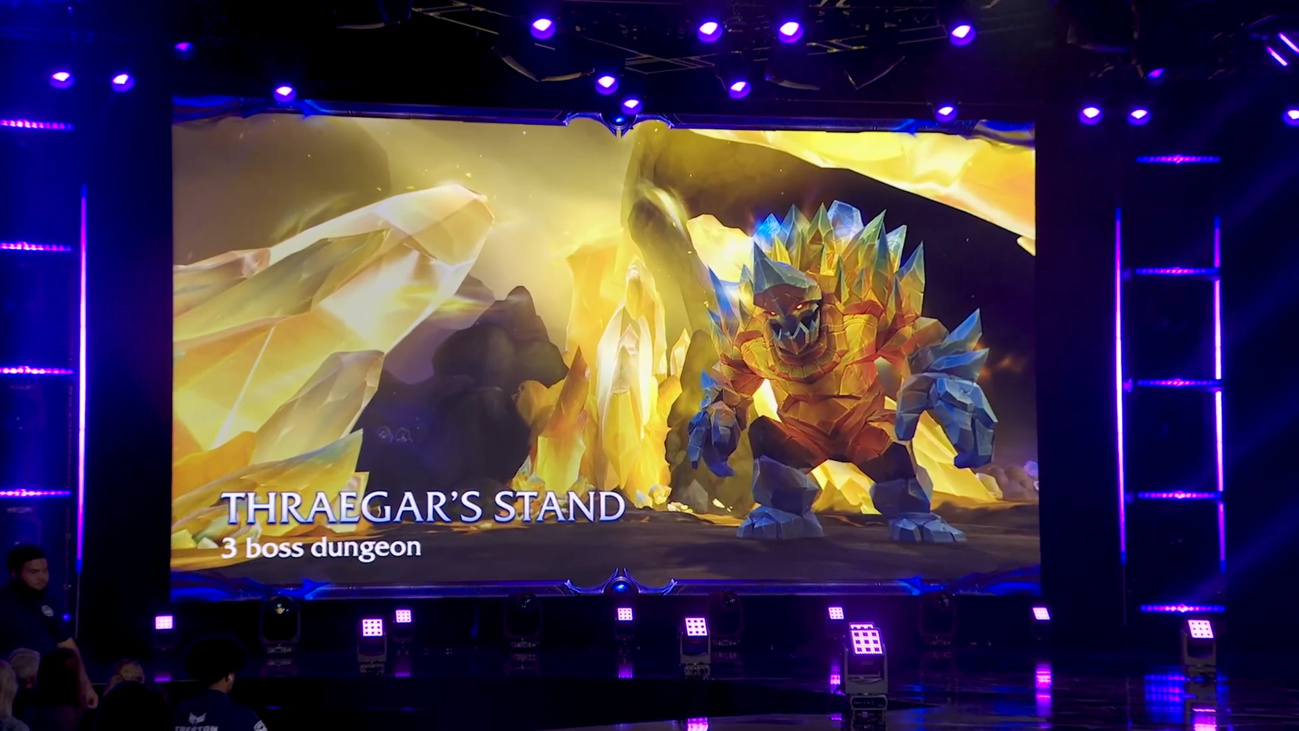 Slajd prezentacji o podziemiach w World of Warcraft, przedstawiający „Thraegar’s Stand” — loch z trzema bossami i potężnym, kryształowym przeciwnikiem na ekranie.