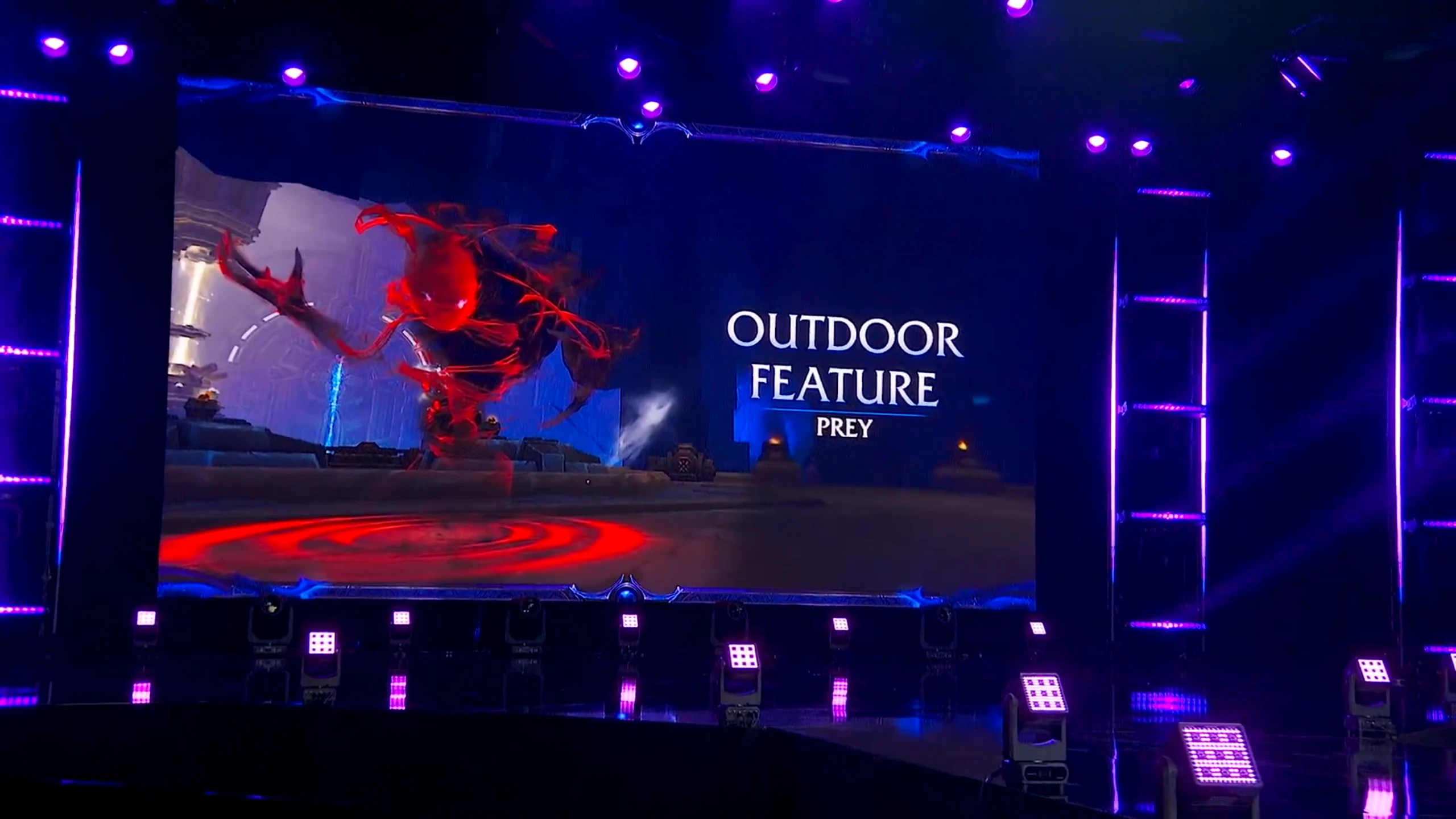 Kadr z prezentacji World of Warcraft przedstawiający nową funkcję terenową „Prey”; na ekranie widoczny jest potężny czerwono-czarny przeciwnik oraz zaznaczony obszar ataku.