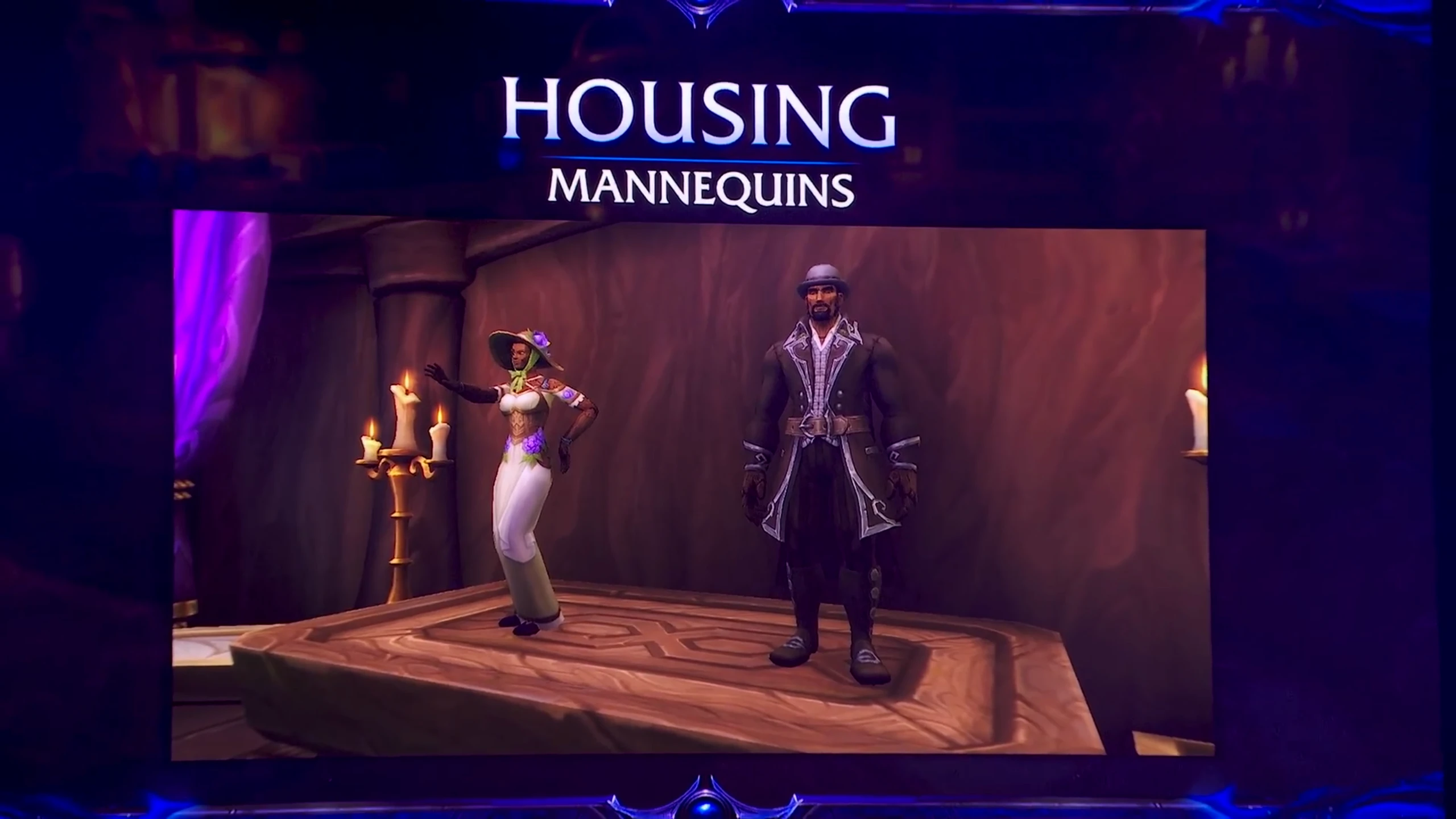 Slajd prezentacji o systemie mieszkań w World of Warcraft, przedstawiający dwie dekoracyjne manekiny ubrane w różne stroje, ustawione na podwyższeniu w nastrojowym wnętrzu.