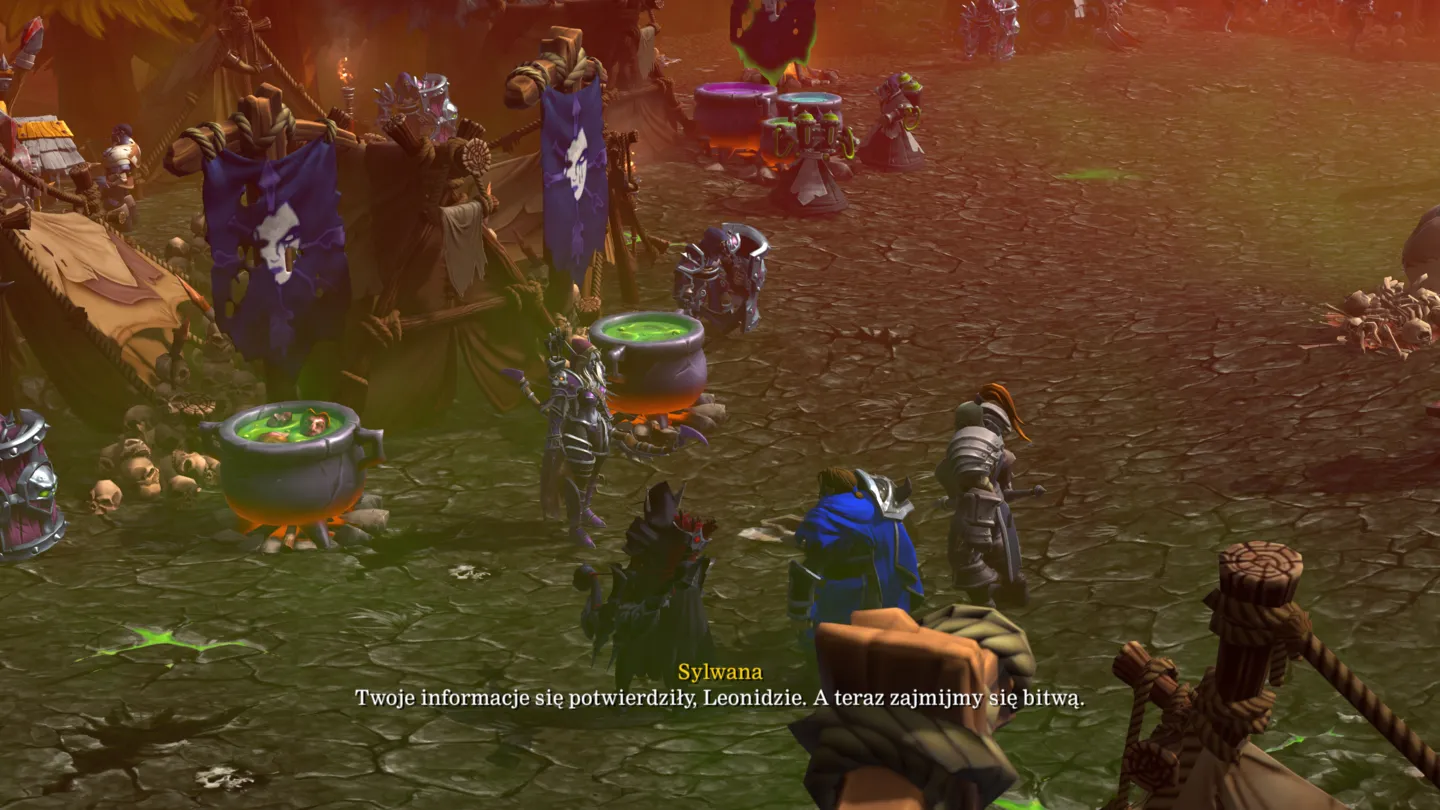 Scena fabularna z Warcraft III: Reforged – Forsaken Kingdom przedstawiająca Sylwanę i innych bohaterów w obozowisku Hordy, otoczonych sztandarami oraz kotłami z zieloną zawartością. Napisy informują: „Twoje informacje się potwierdziły, Leonidzie. A teraz zajmijmy się bitwą”.