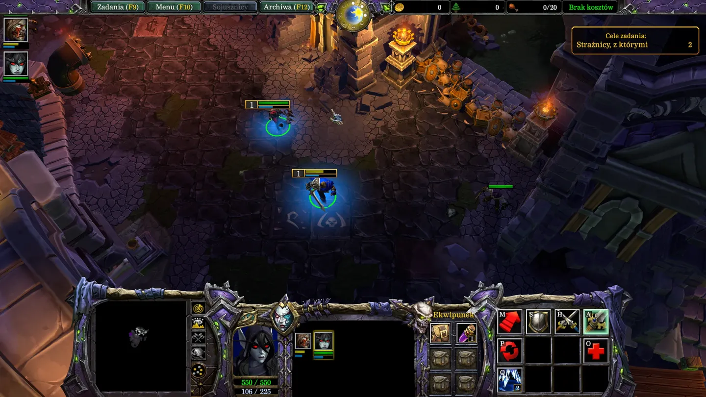 Zrzut ekranu z Warcraft III: Reforged – Forsaken Kingdom przedstawiający rozgrywkę w mrocznej, kamiennej lokacji. Dwóch bohaterów prowadzi oddział, a w prawym górnym rogu widnieje cel zadania: „Strażnicy, z którymi…”.
