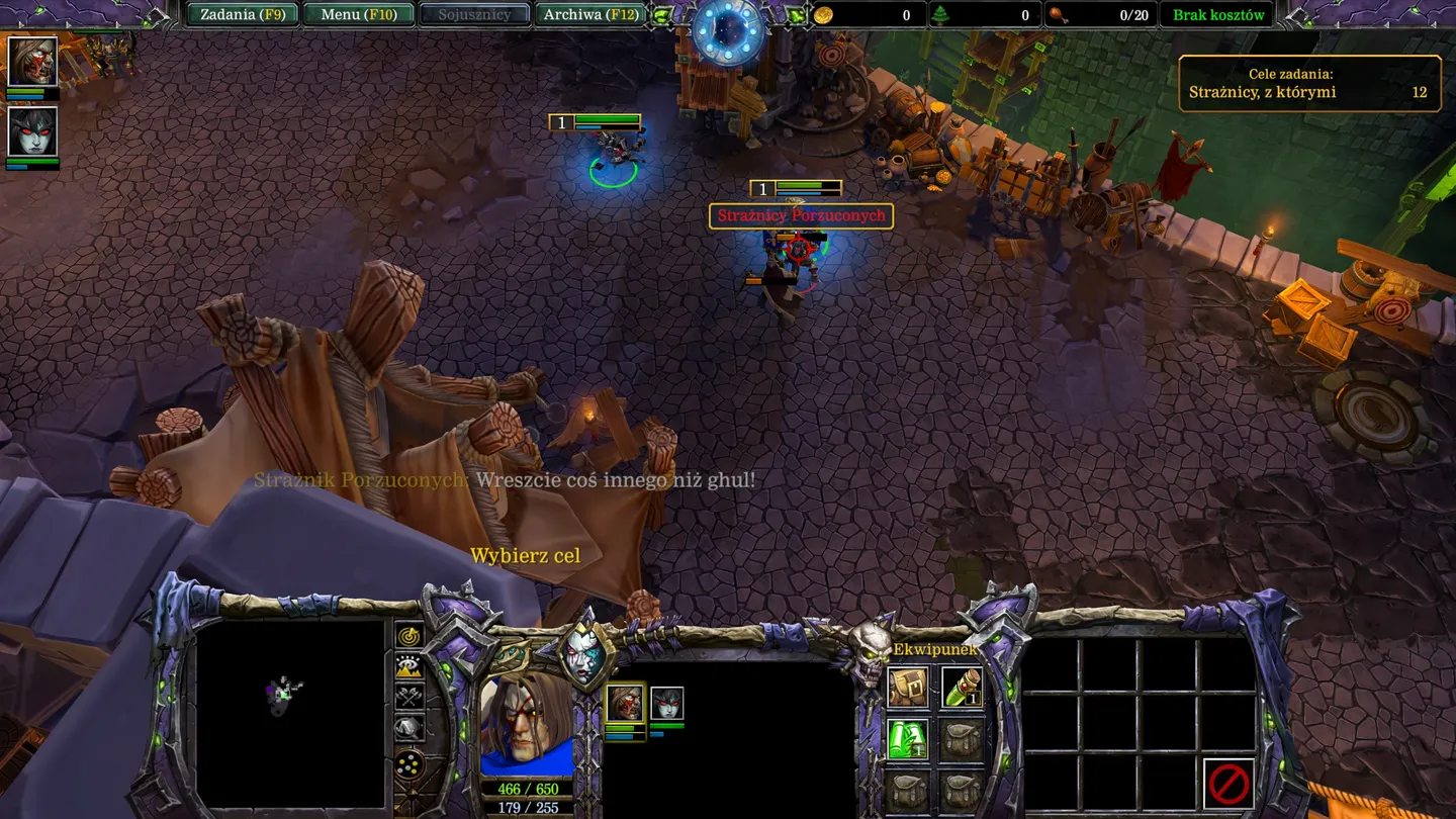 Zrzut ekranu z Warcraft III: Reforged – Forsaken Kingdom przedstawiający walkę z przeciwnikiem „Strażnicy Porzuconych” na kamiennym dziedzińcu, z bohaterami i celem zadania widocznymi w interfejsie gry.