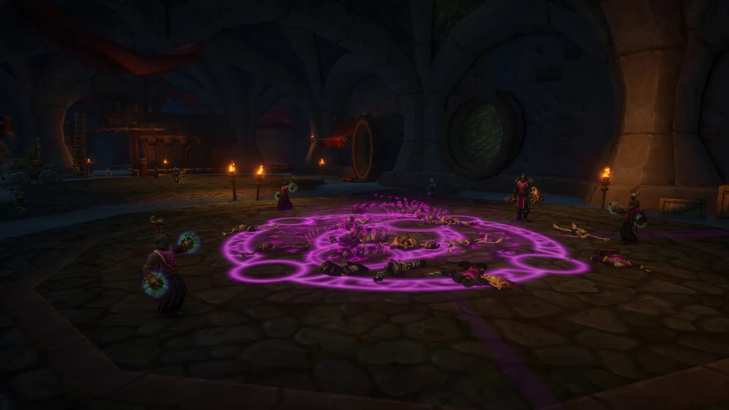 Mroczna scena w World of Warcraft z postaciami otaczającymi fioletowy magiczny krąg na kamiennej posadzce.