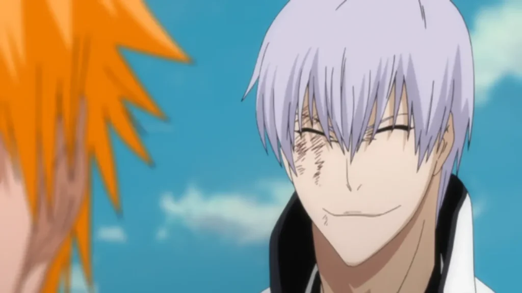 Gin Ichimaru z charakterystycznym, przymrużonym uśmiechem i zadrapaniami na twarzy, patrzący na Ichigo.