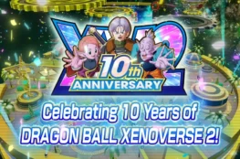 Grafika jubileuszowa z okazji 10-lecia gry Dragon Ball Xenoverse 2 z postaciami Chronoy, Trunksa oraz Starszego Kaiōshina nad placem w Conton City.