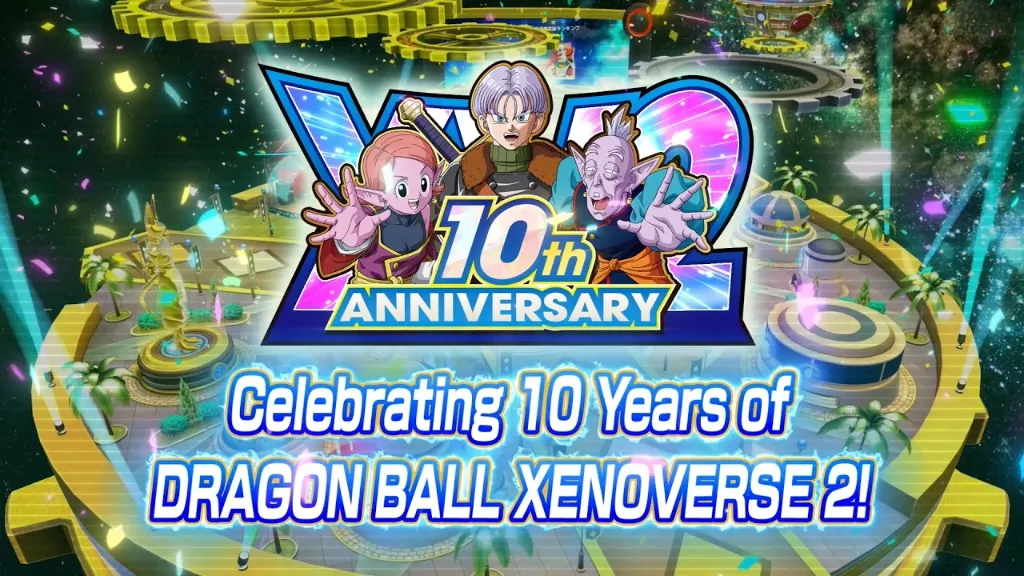 Grafika jubileuszowa z okazji 10-lecia gry Dragon Ball Xenoverse 2 z postaciami Chronoy, Trunksa oraz Starszego Kaiōshina nad placem w Conton City.