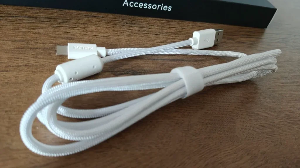 Biały przewód USB-C do USB-A w oplocie z filtrem ferrytowym i logo MCHOSE z zestawu akcesoriów klawiatury.