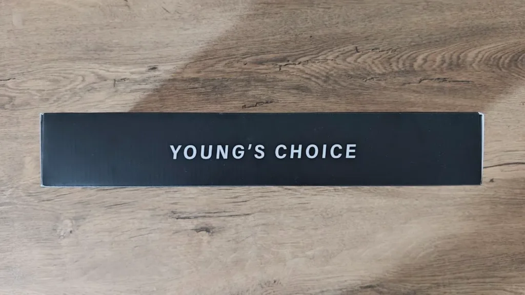 Boczna krawędź opakowania klawiatury z białym hasłem „YOUNG'S CHOICE” na czarnym tle.