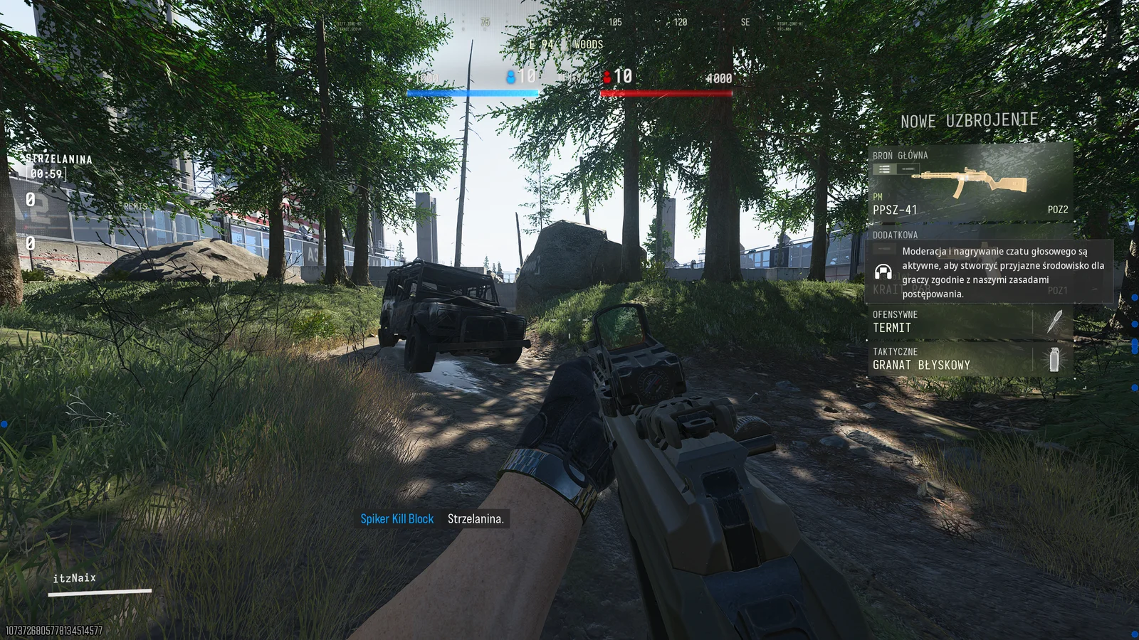 Gracz w trakcie gry w Call of Duty: Modern Warfare 4 trzyma w dłoniach bronię PPSZ-41, widoczna jest również mapa terenu z drzewami i pojazdem w tle. Na ekranie wyświetlone są informacje o nowym uzbrojeniu oraz stan zdrowia przeciwnika.
