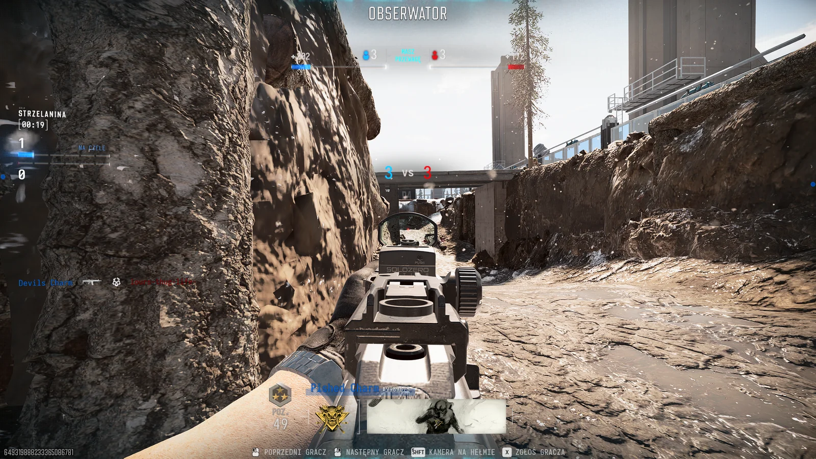 Gracz w grze Call of Duty: Modern Warfare 4 trzyma broń i patrzy z ukrycia za skalnym zboczem. Na ekranie widoczne są elementy interfejsu gry, w tym nazwa mapy „OBSERWATOR” oraz informacje o rozgrywce.