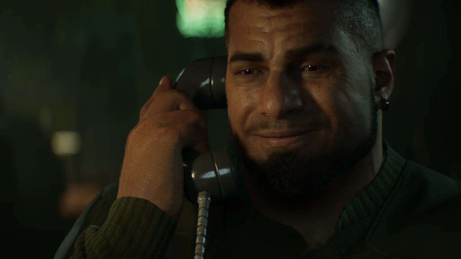 Dominic Santiago podczas rozmowy telefonicznej z żoną, trzyma przy twarzy słuchawkę, ma lekko uśmiechnięty wyraz twarzy.