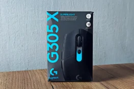 Pudełko myszki Logitech G305 X SUPERLIGHT na drewnianym blacie.