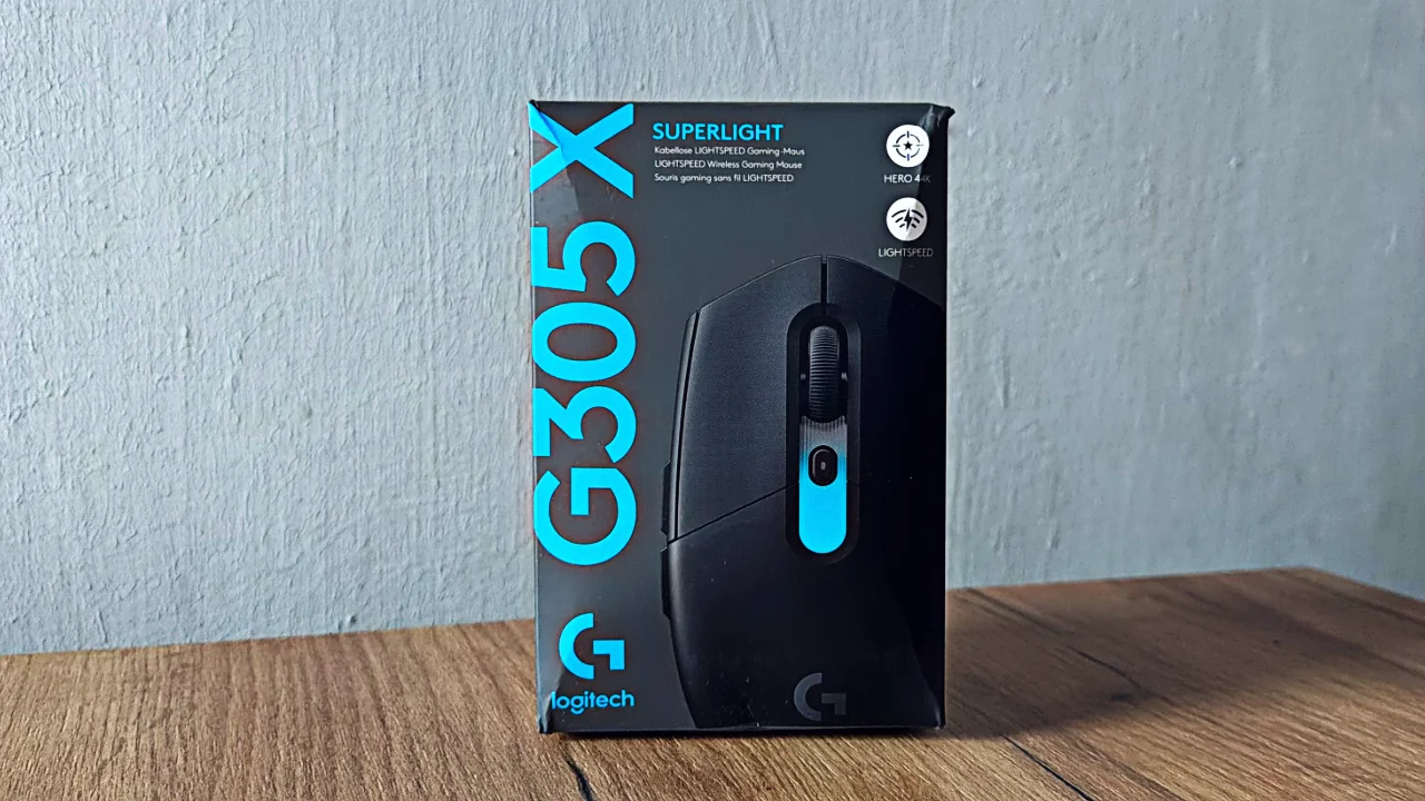 Pudełko myszki Logitech G305 X SUPERLIGHT na drewnianym blacie.