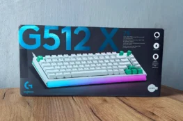 Pudełko z klawiaturą Logitech G512 X 75 na drewnianym blacie