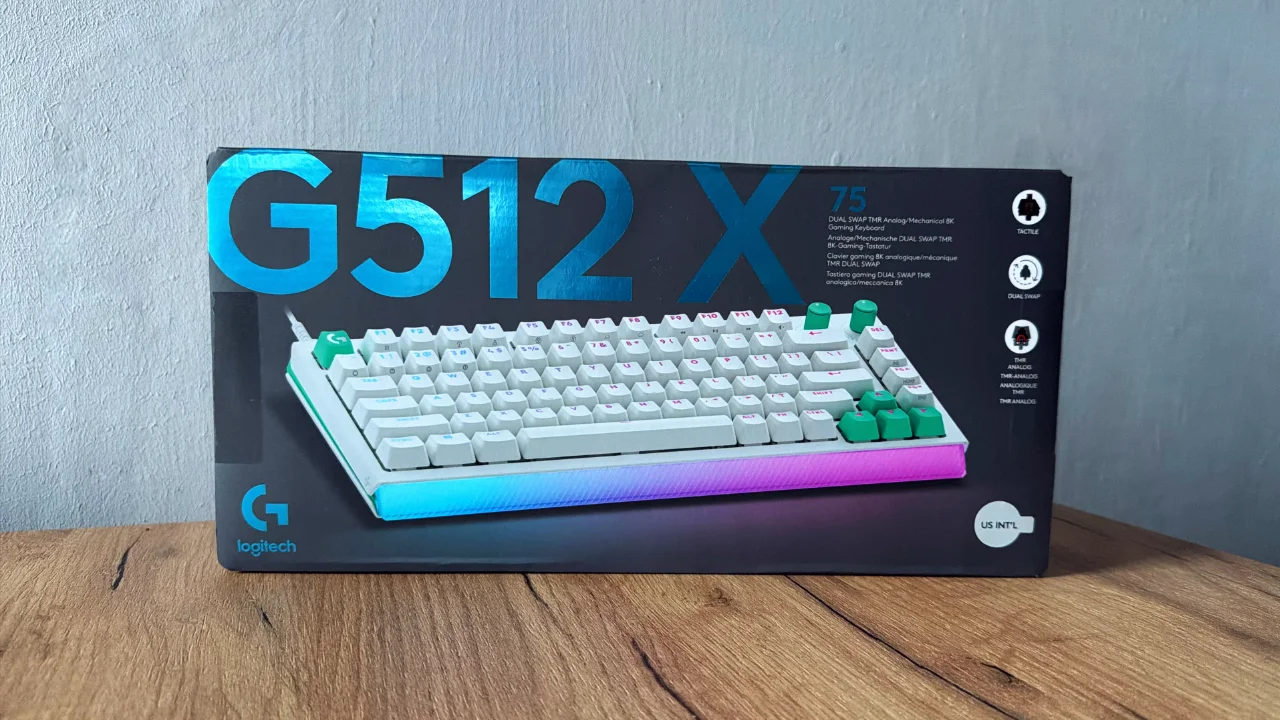 Pudełko z klawiaturą Logitech G512 X 75 na drewnianym blacie
