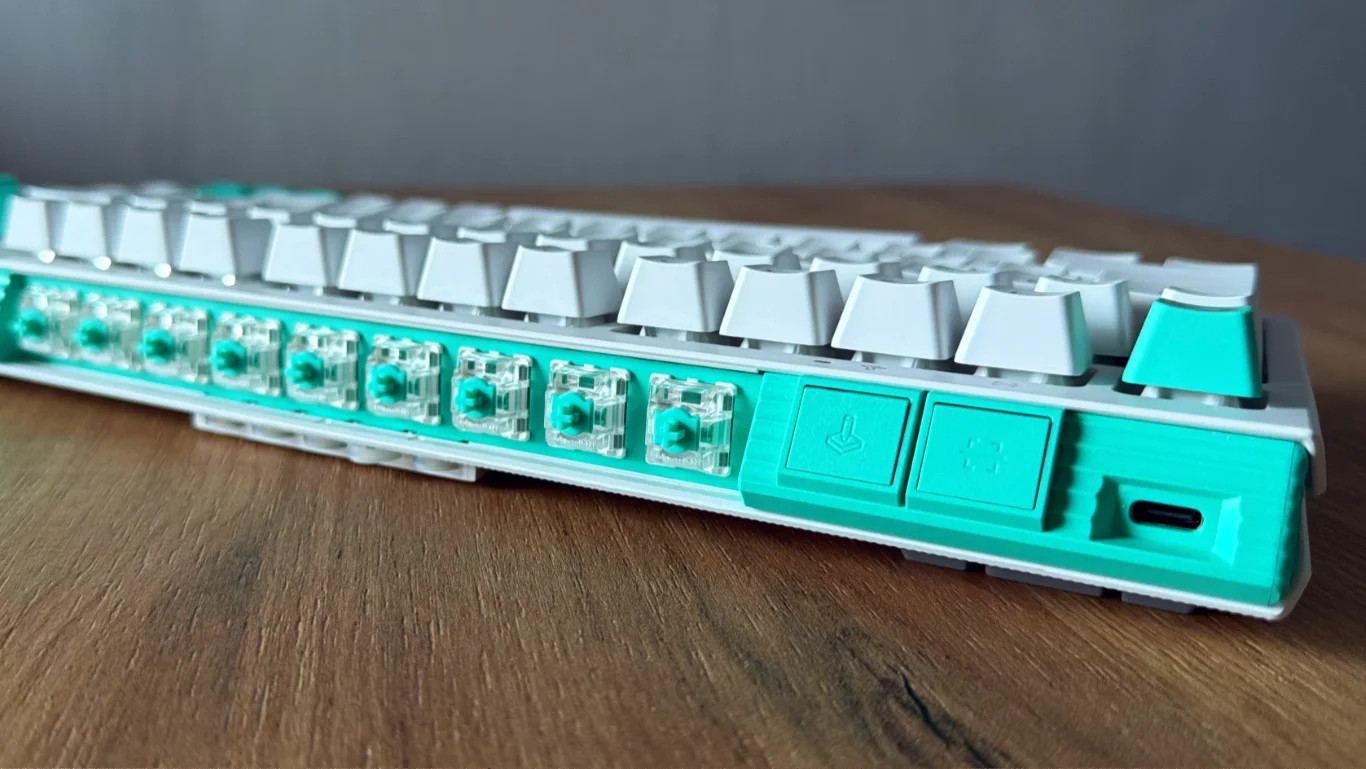 Ciekawe miejse na przełaczniki w Logitech G512 X 75