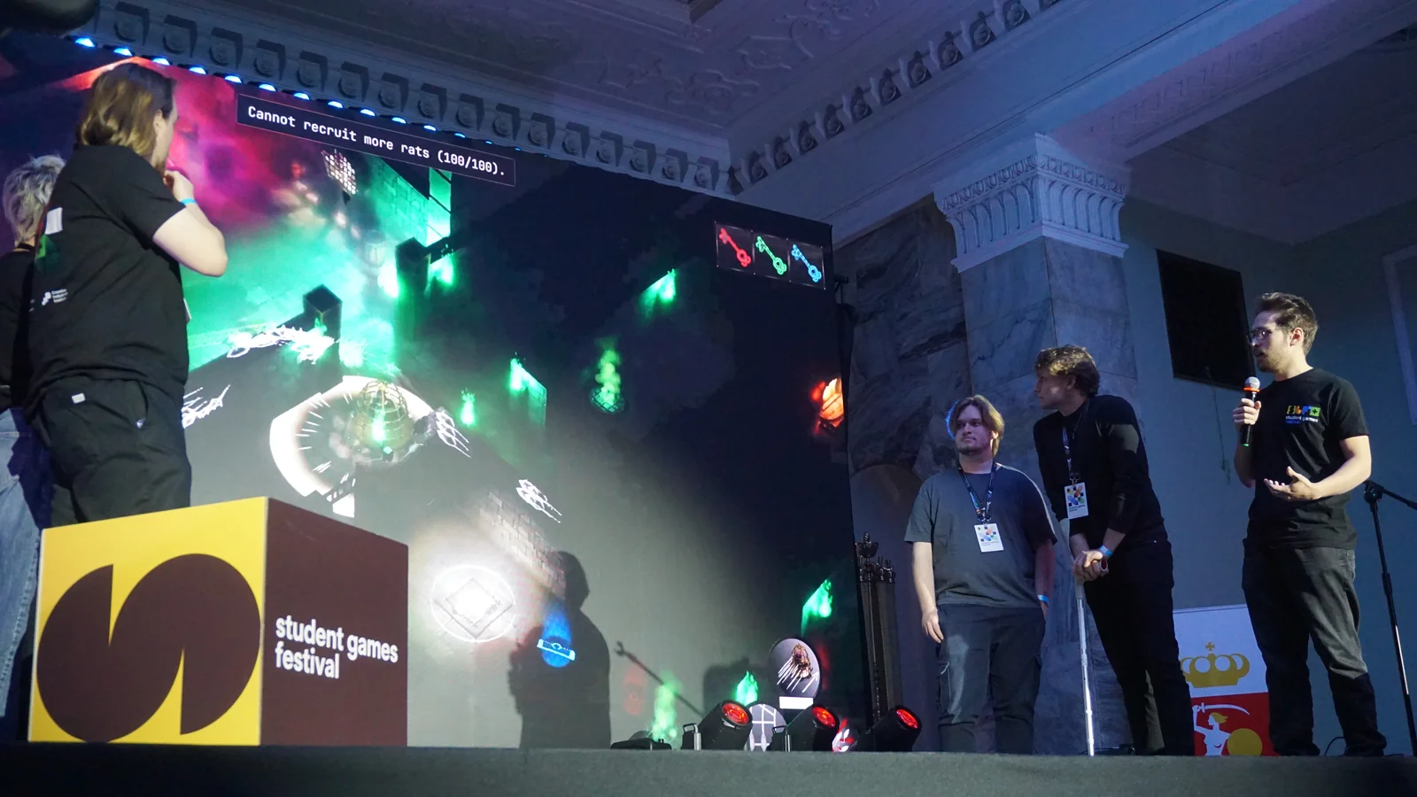 Prezentacja gry Rat King na ekranie podczas festiwalu studentów gier.