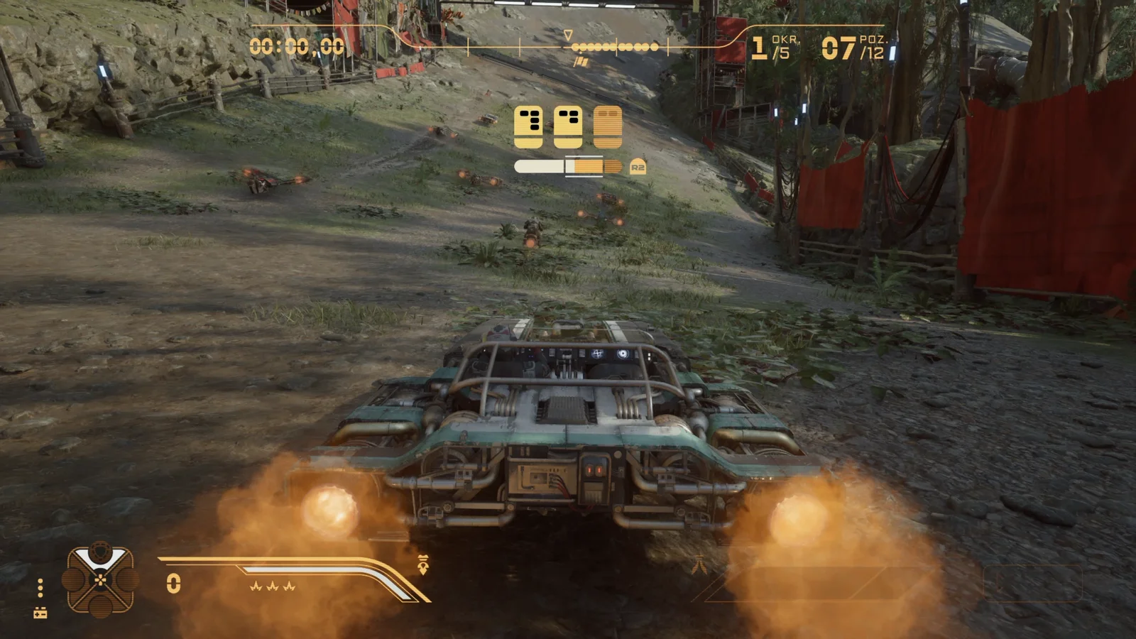 Na obrazie widoczny jest pojazd w stylu wyścigów z gry Star Wars: Galactic Racer na PlayStation 5. Pojazd porusza się po nierównym terenie, a w tle widać zgrzebiny i czerwone tkaniny. Na ekranie widoczne są elementy interfejsu gry, w tym wskaźniki statystyczne i ikony.