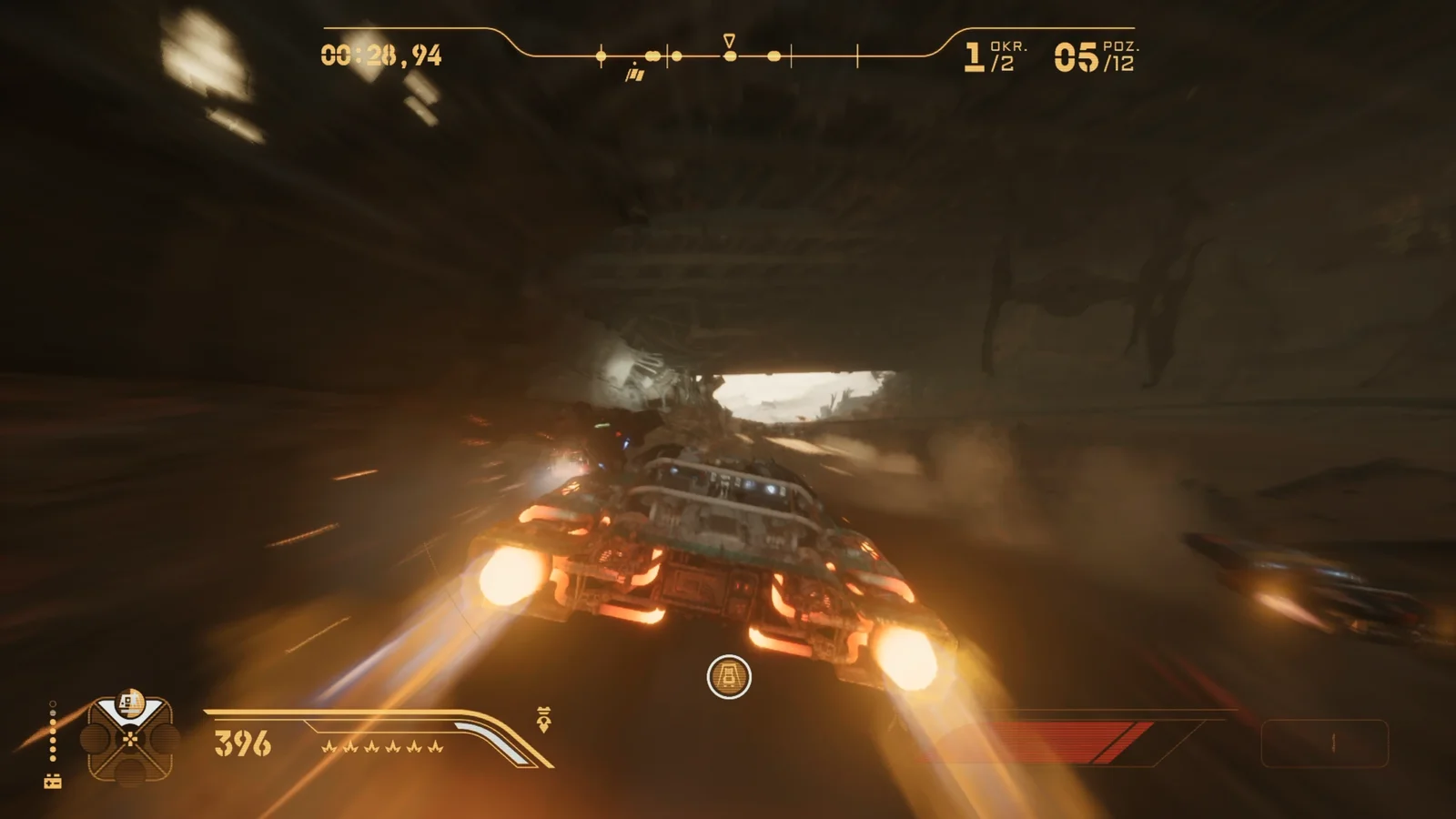 Zdjęcie przedstawia pojazd w trakcie wyścigu w grze Star Wars: Galactic Racer na PlayStation 5. W tle widoczna jest ciemna, skalista struktura, a pojazd porusza się z dużą prędkością, co sugeruje intensywny ruch. Na ekranie widoczne są różne informacje o wyścigu, takie jak prędkość, punkty i stan pojazdu.