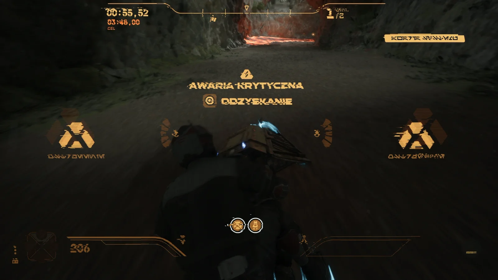 Na obrazie widoczny jest gracz w kolorze czarnym, jadący po ciemnej, skalistej drodze. Na ekranie widoczny jest interfejs gry z napisem „AWARIA KRYTYCZNA” i „ODZYSKANIE” w centralnej części. W tle widać czerwony, ognisty korytarz.