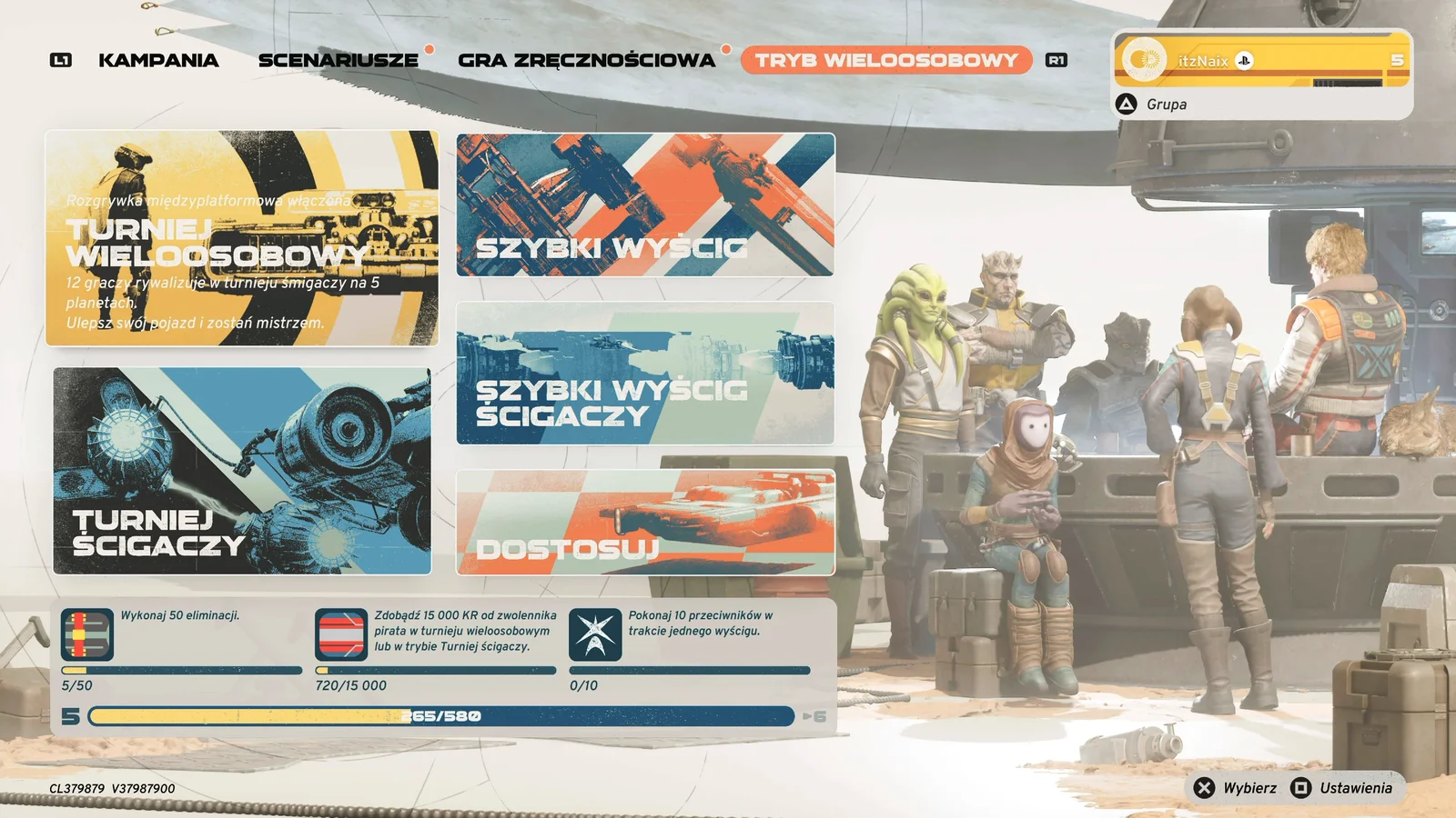 Na ekranie gry Star Wars: Galactic Racer na PlayStation 5 widoczna jest menu gry z opcjami takimi jak "Turniej Wieloosobowy", "Szybki wyścig", "Szybki wyścig sciągający", "Turniej Sciągający" i "Dostosuj". Na prawo widoczni są postaci z gry, stojący przy maszynach.
