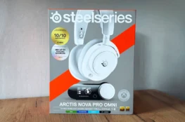 Pudełko ze słuchawkami SteelSeries Arctis Nova Pro Omni na drewnianym blacie