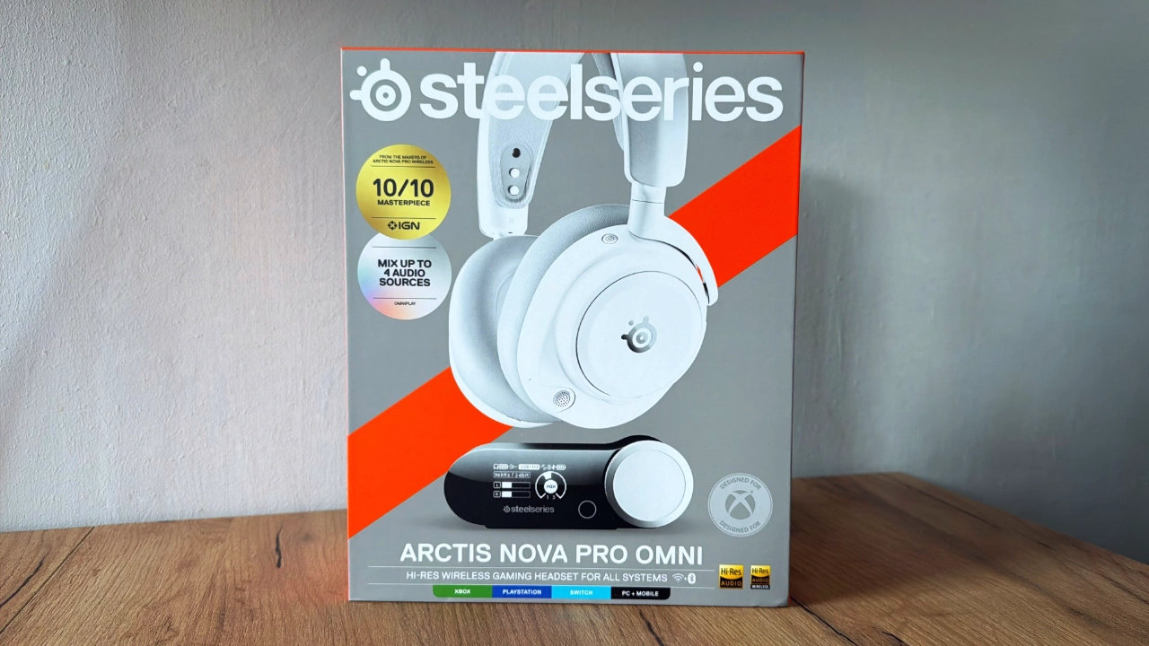 Pudełko ze słuchawkami SteelSeries Arctis Nova Pro Omni na drewnianym blacie
