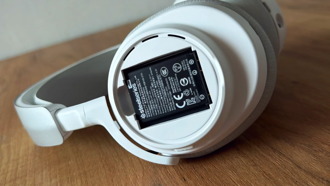 Slot na baterię w SteelSeries Arctis Nova Pro Omni