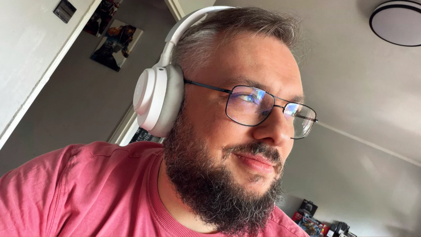 Artur ze słuchawkami SteelSeries Arctis Nova Pro Omni na głowie