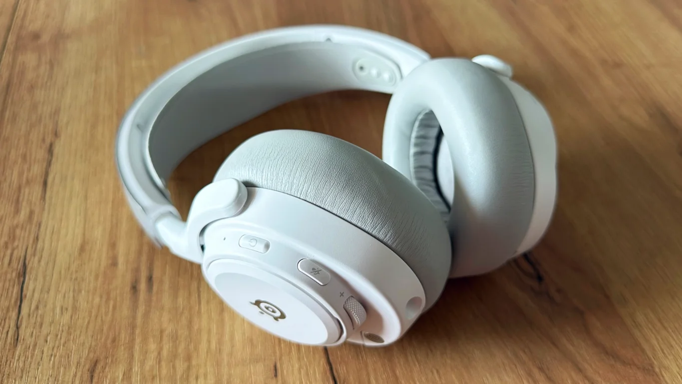 SteelSeries Arctis Nova Pro Omni na drewnianym blacie