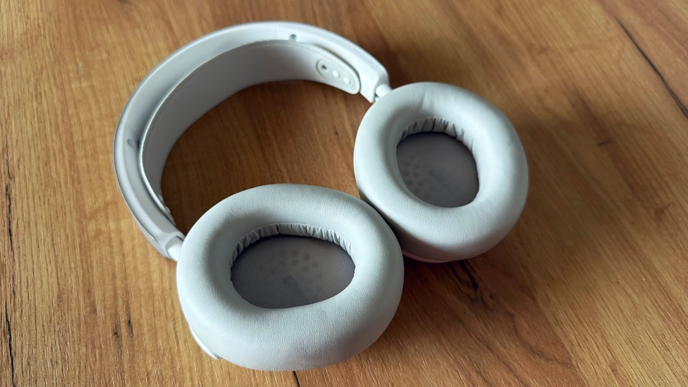 Otwarte SteelSeries Arctis Nova Pro Omni na drewnianym blacie