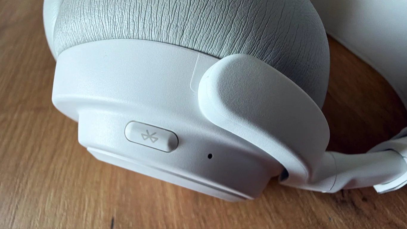 Zbliżenie z drugiej strony na SteelSeries Arctis Nova Pro Omni