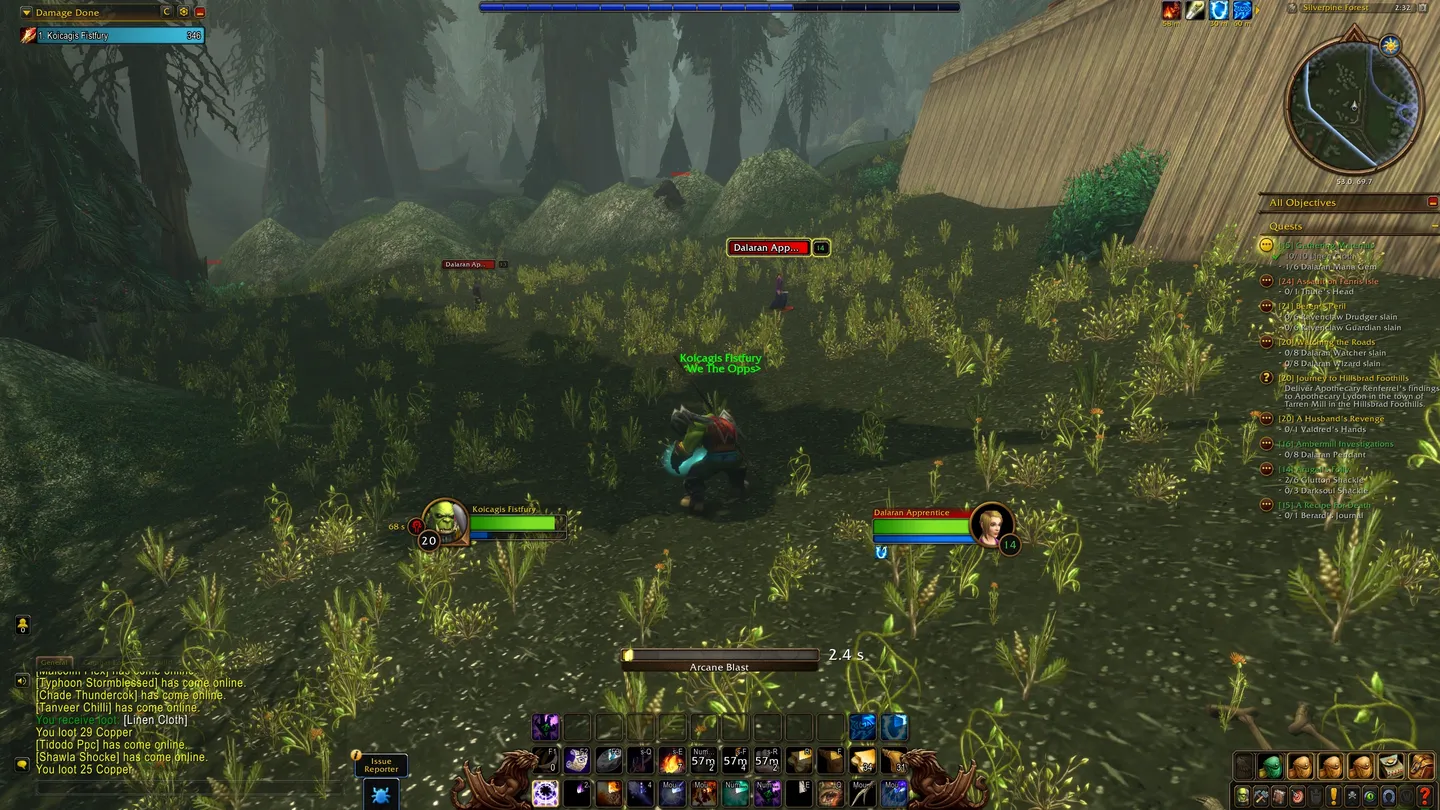 Zrzut ekranu z walki w World of Warcraft w Silverpine Forest. Ork mag „Koicagis Fistfury” rzuca zaklęcie Arcane Blast na Dalaran Apprentice, stojąc wśród wysokiej trawy i omszałych skał przy drewnianym budynku. W prawym górnym rogu widoczna jest mapa lokacji, a po prawej lista aktywnych zadań.