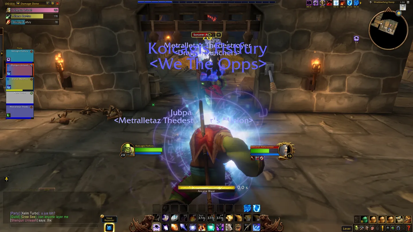 Zrzut ekranu z lochu Shadowfang Keep w World of Warcraft. Ork mag „Koicagis Fistfury” rzuca zaklęcie Arcane Blast na Sorcerer Ashcrombe, podczas gdy grupa walczy wewnątrz kamiennej twierdzy. Po lewej widoczny jest panel drużyny, a w lewym górnym rogu — ranking zadanych obrażeń.