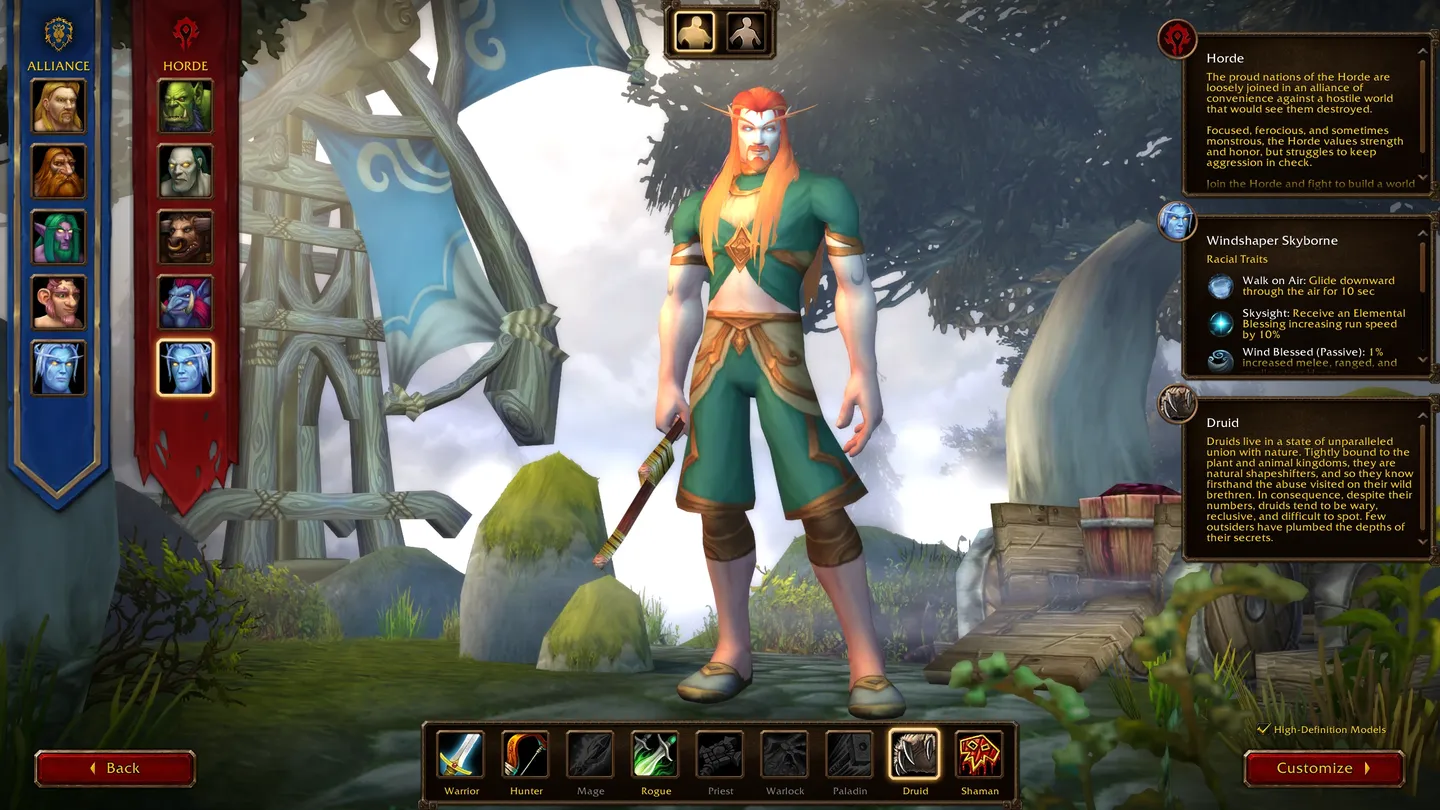 Ekran tworzenia postaci w World of Warcraft, przedstawiający wybranego nocnego elfa druida po stronie Hordy. Po bokach widoczne są listy ras Przymierza i Hordy, a na dole — dostępne klasy, z zaznaczonym druidem.