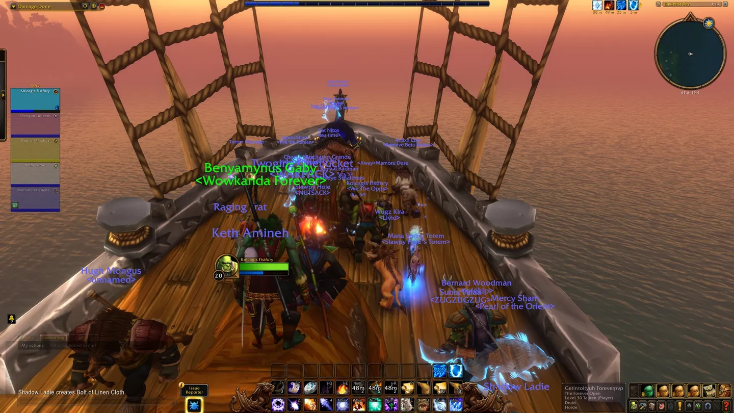 Zrzut ekranu z World of Warcraft przedstawiający dużą grupę graczy płynących na pokładzie statku powietrznego nad morzem w lokacji Bladefist Bay. W centrum tłumu znajduje się postać orka maga „Koicagis Fistfury”, a po lewej stronie widoczny jest panel drużyny.