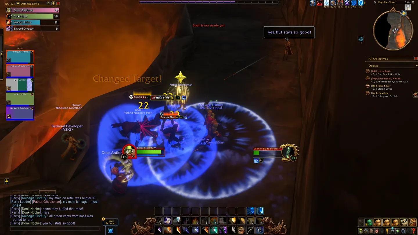 Zrzut ekranu z World of Warcraft przedstawiający czteroosobową drużynę walczącą z przeciwnikami w ognistej lokacji Ragefire Chasm. Widoczne są liczniki zadanych obrażeń, paski grupy, efekty zaklęć, komunikat „Changed Target!” oraz czat drużynowy.