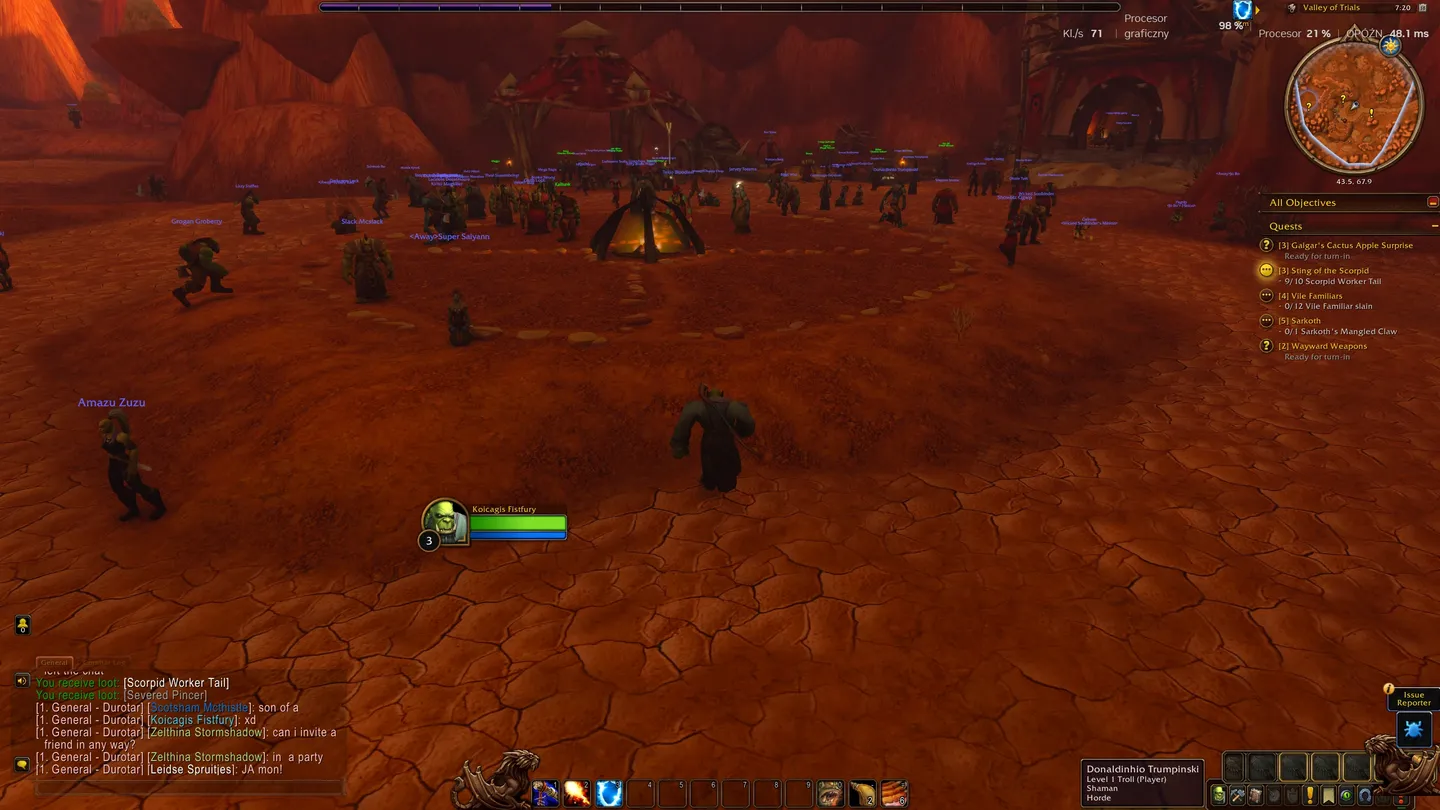 Zrzut ekranu z World of Warcraft przedstawiający postać na 3. poziomie w Valley of Trials, otoczoną dużą grupą graczy i NPC-ów w obozie Hordy. Po prawej stronie widoczna jest lista zadań, a na dole pasek umiejętności i interfejs postaci.