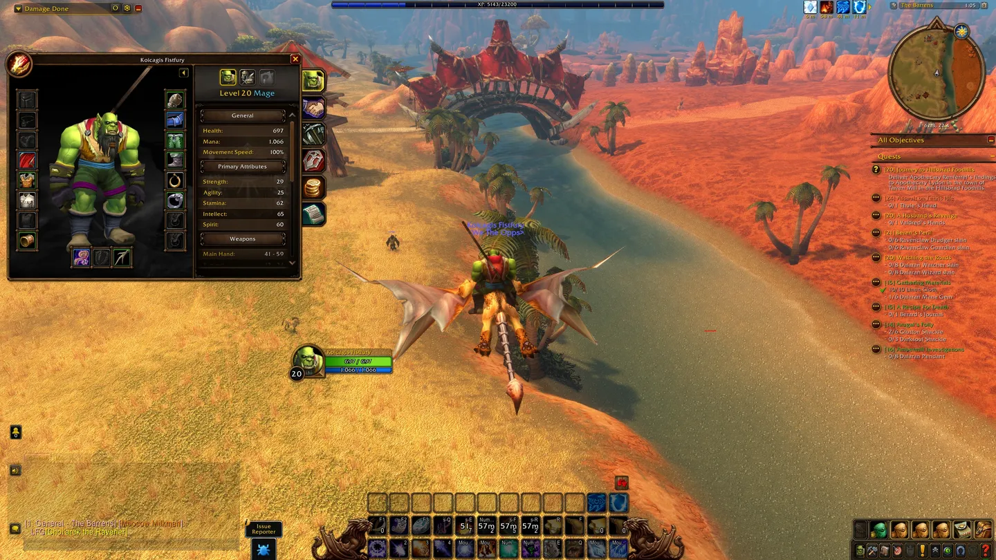 Zrzut ekranu z World of Warcraft przedstawiający 20-poziomowego orka maga lecącego na wierzchowcu nad pustynnymi Barrens. Po lewej otwarty jest panel postaci z wyposażeniem i statystykami, a po prawej widoczna lista licznych zadań.