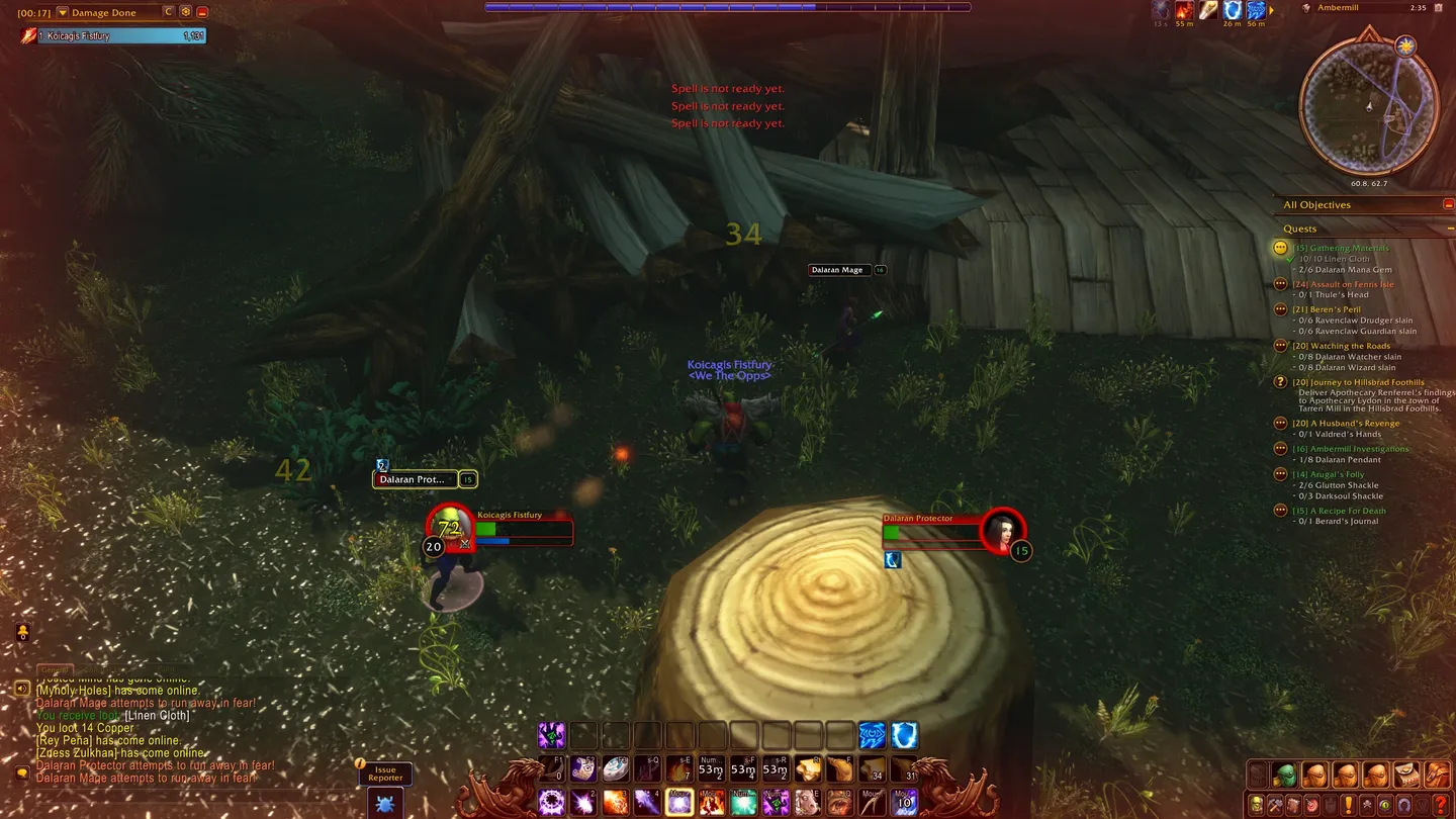 Zrzut ekranu z walki w World of Warcraft w lokacji Ambermill. Ork mag „Koicagis Fistfury” walczy z Dalaran Protector, a na ekranie pojawiają się komunikaty „Spell is not ready yet” oraz liczby zadawanych obrażeń. Po prawej stronie widoczna jest rozbudowana lista aktywnych zadań.